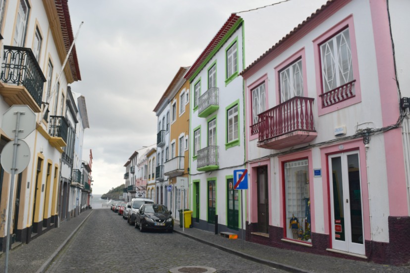 Azoren Unterwegs auf Terceira Häuser von Angra do Heroísmo