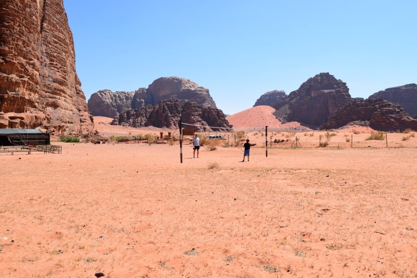 Impressionen von der Wüste Wadi Rum Federball im Camp