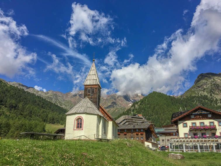 Schnalstaler Gletscher Kirche unten im Tal